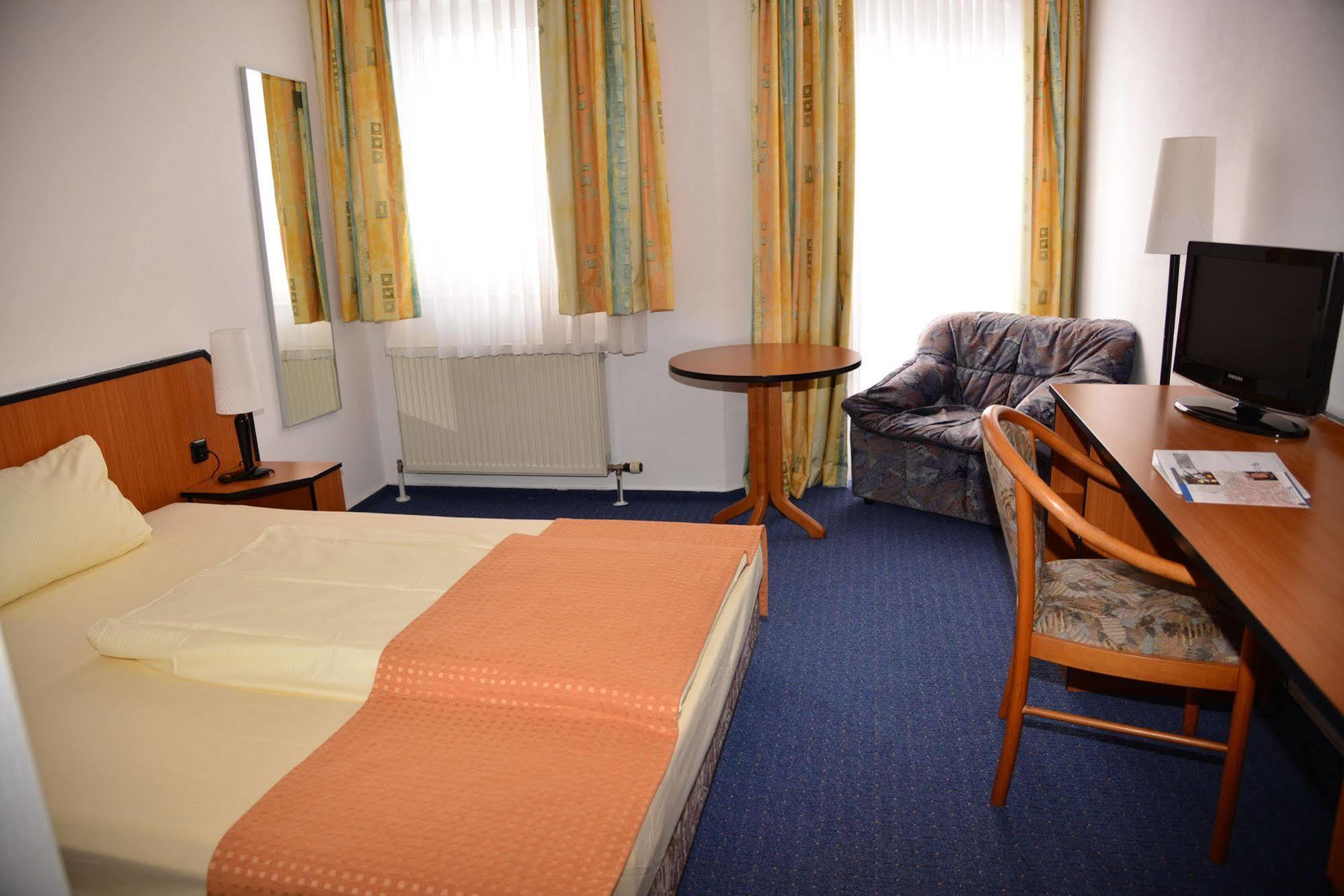 Trip Inn Kongresshotel Frankfurt-Родгау Екстериор снимка
